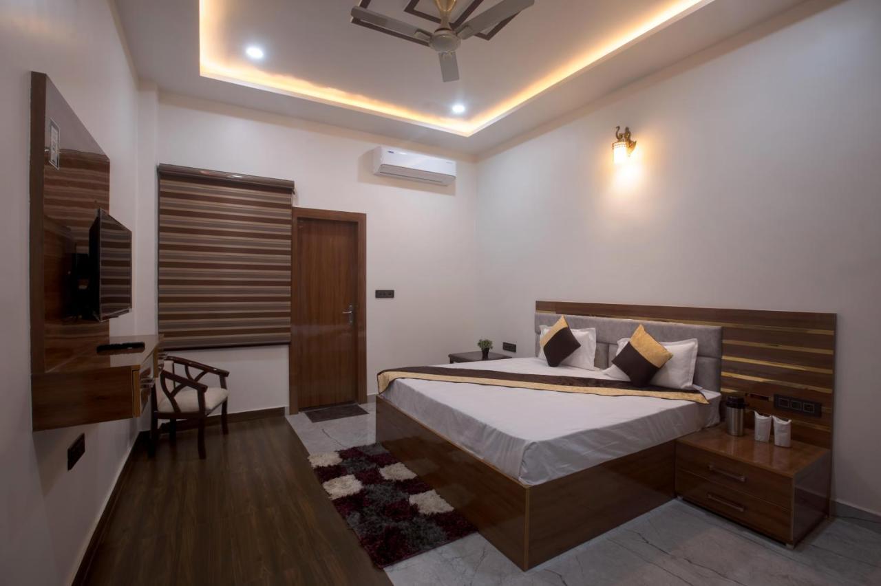 Madhav Residency Hotel Mathura Exterior photo